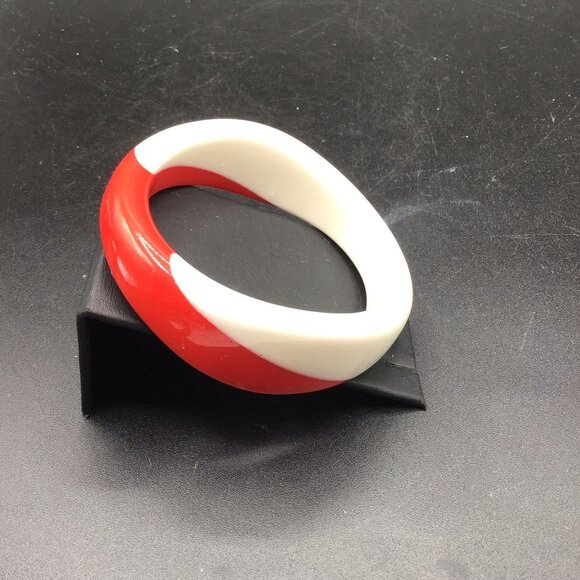 Funky Retro Bangle Two Tone Red and White Plastic Bracelet Pin Up Style - Picture 4 of 7
